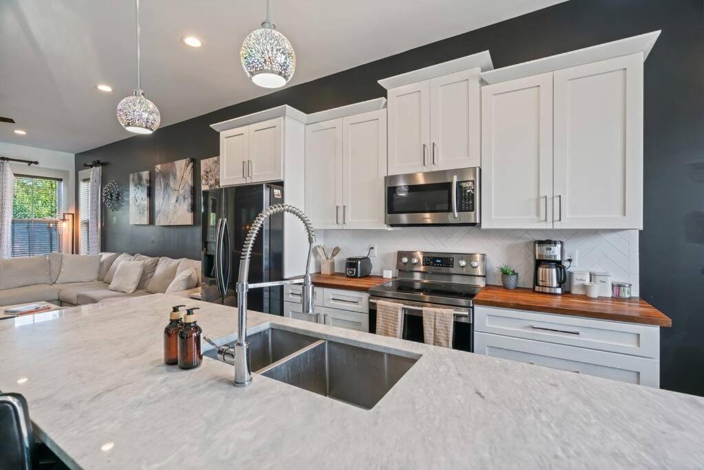 King Bed, Balcony, Covered Patio & Firepit! 8 Minutes From Broadway Nashville Ngoại thất bức ảnh