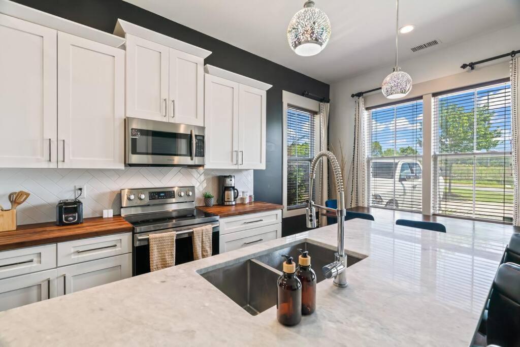 King Bed, Balcony, Covered Patio & Firepit! 8 Minutes From Broadway Nashville Ngoại thất bức ảnh