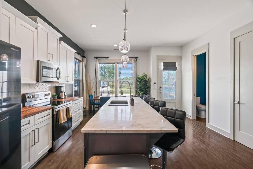 King Bed, Balcony, Covered Patio & Firepit! 8 Minutes From Broadway Nashville Ngoại thất bức ảnh