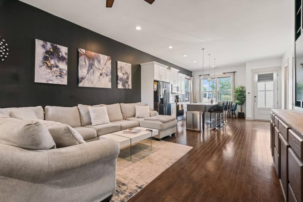 King Bed, Balcony, Covered Patio & Firepit! 8 Minutes From Broadway Nashville Ngoại thất bức ảnh