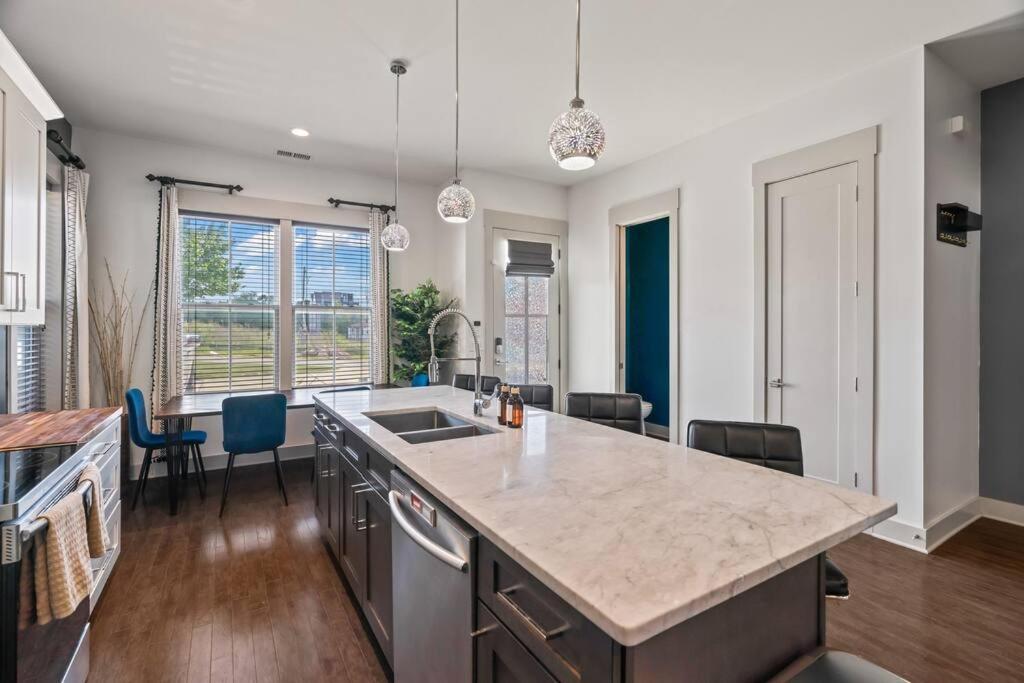 King Bed, Balcony, Covered Patio & Firepit! 8 Minutes From Broadway Nashville Ngoại thất bức ảnh
